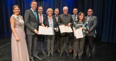 Die Rosenprinzessin Kristina Kuhn, Ministerpräsident Tobis Hans, Bürgermeister Dr. Andreas Feld, Christine Olbert, PRO EHRENAMT-Präsident Hans Joachim Müller, Helmut Kohler, Landrat Sören Meng, Monika Faber, regionalverband-Beigeordneter Norbert Degen. (Foto: Hans Joachim Müller)